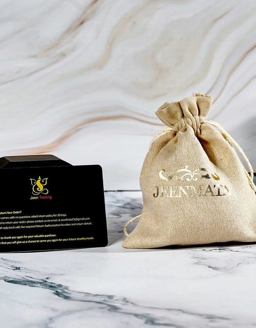 Load image into Gallery viewer, Green Flower Pendant Necklace in Yellow Gold Plated
